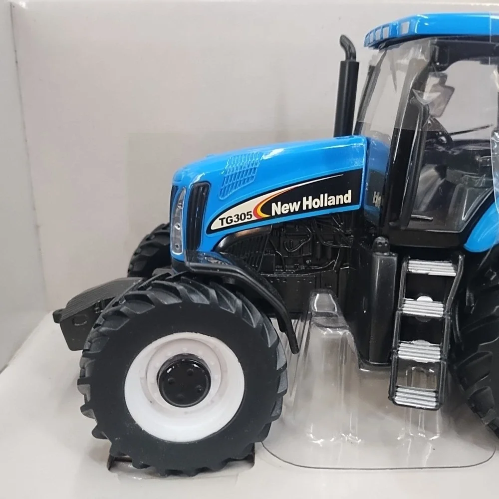 1:32 Scale Ertl Diecast Britains New Holland TG305 Blue Tractor New in Box